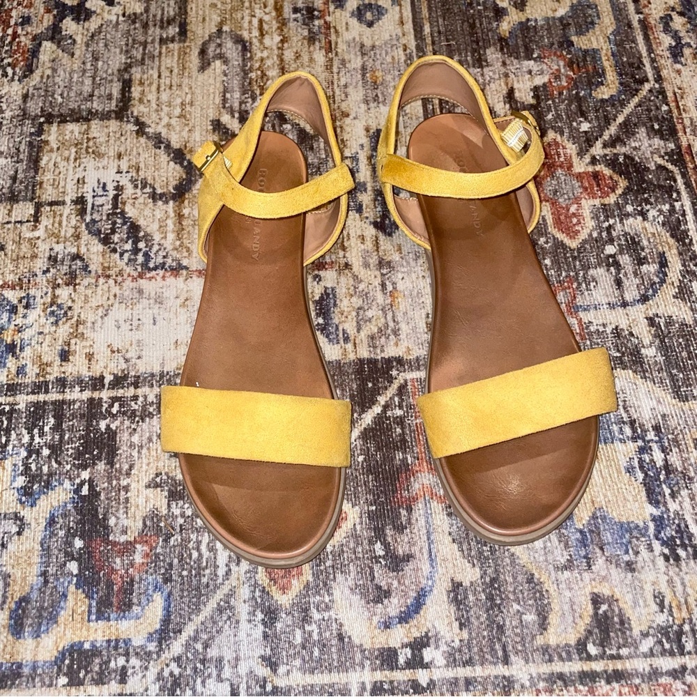 Rock & Candy Yellow flat sandal size 9.5